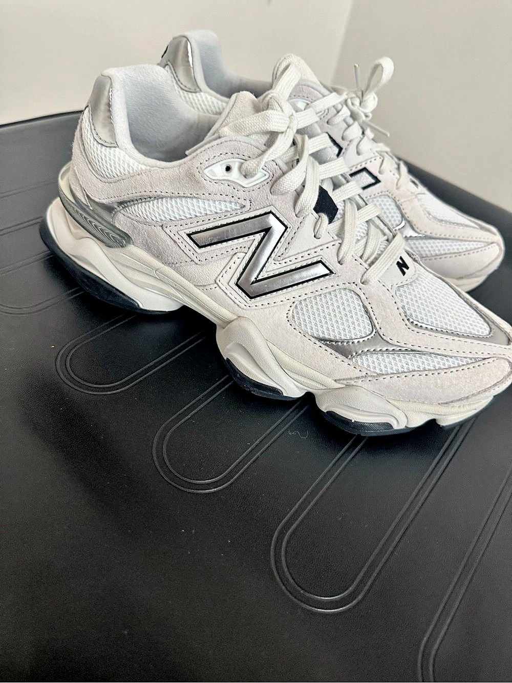 New Balance 9060 Sneakers White US 9.5 Like New